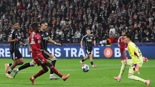 HLV Arne Slot tiết lộ lý do thay Alexander Isak